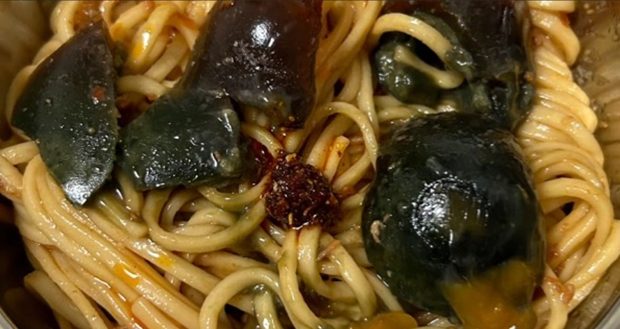 皮蛋肉醬麵