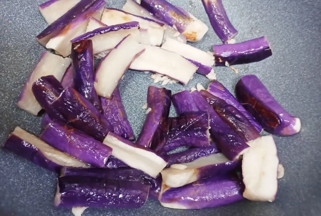 炒茄子不變色終極指南：不發黑不吸油的完美秘訣